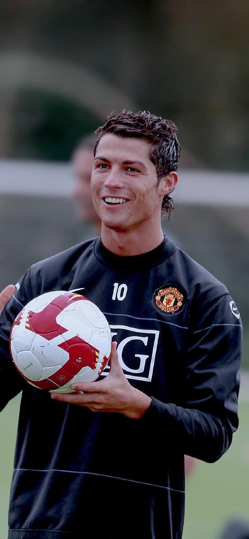 德甲最快10次帽子戏法排名：凯恩76场居首，盖德-穆勒161场