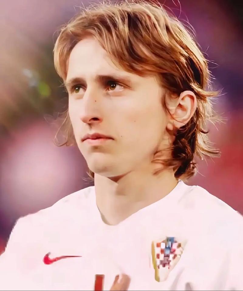 足协杯赛前举办垫场赛，张凌峰等四名成年球员对阵五十名小球员