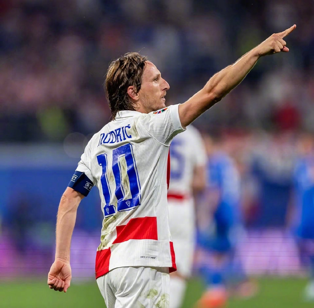 库普梅纳斯：我踢后卫感觉很好；斯帕莱蒂带来了积极的氛围