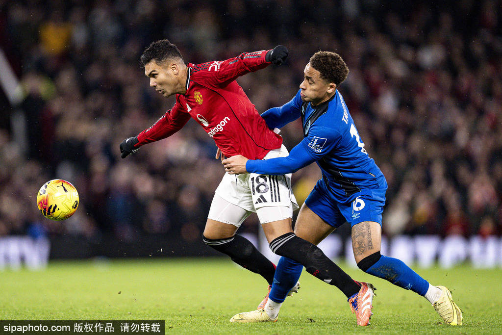 骑士新赛季表现下滑，爆冷输给马刺，主场优势助力取胜，马刺虽缺主力仍保持竞争力。