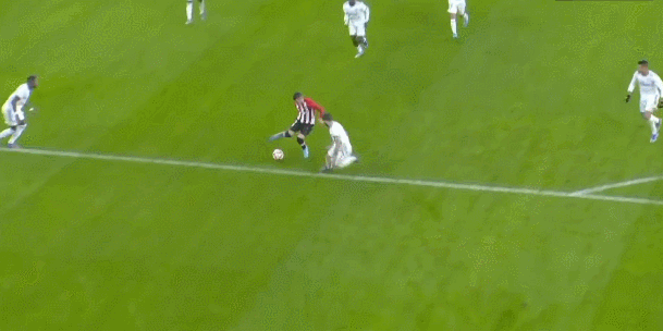 勇士官方：格林扭伤右脚，本场比赛不会回归