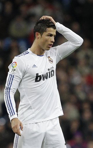 阿诺德受伤影响皇马阵容，巴尔韦德需客串右后卫，球迷呼吁调整阵型。